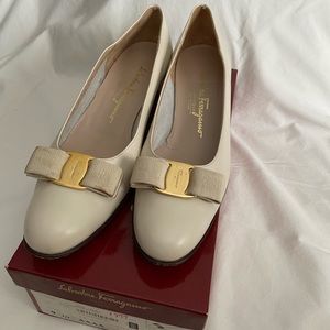 Salvatore Ferragamo Classic Bow Pump in Bone